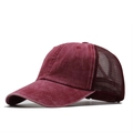 Details einer burgunderfarbenen Trucker-Cap aus gewaschener Baumwolle mit Mesh-Einsatz - Verstellbar / Burgunderrot