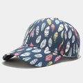 Vista detallada de la gorra de béisbol azul marino con coloridos patrones de plumas - Ajustable / Azul oscuro