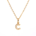 Détail macro du collier pendentif lettre C doré avec sertissage pavé de zircons brillants - Lettre C