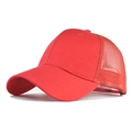 Detailweergave van de rode katoenen baseballpet met ademend mesh en gestikte klep - Verstelbaar / Rood