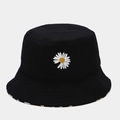 Detailansicht der weißen Gänseblümchen-Stickerei auf dem schwarzen Baumwoll-Fischerhut - M (56-58cm) / Schwarz Wendbar (Gänseblümchen-Stickerei)