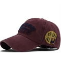 Cappellino da baseball in cotone bordeaux lavato con ricamo visto a 45 gradi - Borgogna