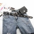 Punk-Stil schwarzer Gürtel mit Silberkette und abnehmbarer Tasche auf Jeans - Einreihiger Schwarzer Gürtel Mit Kette & Kleiner Tasche