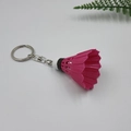 Dettaglio portachiavi volano da badminton rosa con anello in metallo argento su fondo bianco - Rosso