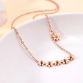 Collier élégant en or rose avec cinq pendentifs marguerites sur céramique blanche - Motif Marguerites Multiples / Or rose