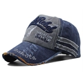 Dettaglio della trama denim con bordi sfilacciati ed effetto consumato sul cappello rebel - Regolabile / Giunzione Blu Navy e Grigio Fumo