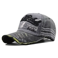 Dettaglio ricamo Rock Rebel e bordi sfrangiati su cappellino vintage grigio lavato - Regolabile / Grigio Scuro Lavato Distressed