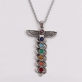 Halskette mit Caduceus-Anhänger aus Silber und sieben bunten Chakra-Steinen auf Weiß - Caduceus Stab