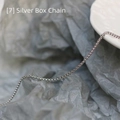 Macro detail van zilveren Venetiaanse ketting op een minimalistische achtergrond - Vierkante Kralenketting / 45 cm / Zilver
