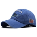 Detalle del bordado de tiburón y parche de bandera en gorra de algodón lavado azul denim - Ajustable / Azul