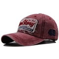 Dettaglio cappello da baseball bordeaux lavato con patch New Story e ricamo 49 - Regolabile / Borgogna