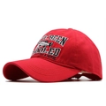 Détail de la broderie 3D et du tissu en coton sur une casquette de baseball rouge - Rouge / Réglable