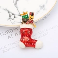 Dettaglio della spilla vintage a calza di Natale con strass su vassoio di marmo - Stile Spilla Calza di Natale Rossa (3#)