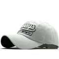 Dettaglio del berretto da baseball in cotone grigio chiaro con ricamo 3D e cuciture - Regolabile / Bianco
