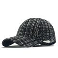Detalle de gorra de béisbol de tweed con adorno de letra M plateada y pedrería - Ajustable / Cuadros Negro Blanco Gris (04)