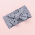 Detalle de diadema de punto gris para bebé con lazo grande sobre un fondo rosa - Gris Pizarra