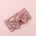 Diadema rosa para bebé de punto acanalado con un lazo elástico grande y suave sobre rosa - Rosa Empolvado