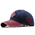 Nahaufnahme der Kanada Ahornblatt-Stickerei auf der Vintage-Baumwoll-Baseballkappe - Verstellbar / Marineblau