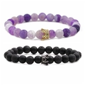 Set di bracciali con perle di lava 8mm e agata viola con ciondoli a corona su bianco - Modello A Set Corona Dorata