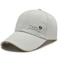 Berretto da baseball grigio chiaro con logo a scudo nero e ricamo di testo sportivo - Beige Chiaro