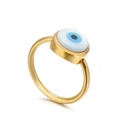 Minimalistischer goldener Ring mit blau-weißem Nazar-Auge auf weißem Hintergrund - US 7 / Gold