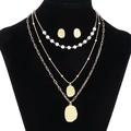 Conjunto de collar de perlas de varias capas dorado y pendientes en busto de modelo negro - Estilo Redondo Martillado Dorado (KS140936-KLX)