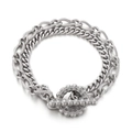 Bracciale a doppia catena in acciaio al titanio argento con chiusura a T e teschio su bianco - Color Acciaio