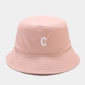 Dettaglio cappello alla pescatora rosa in cotone con lettera C ricamata e cuciture - M (56-58cm) / Rosa