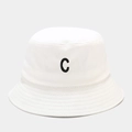Dettaglio cappello pescatore in tela bianca con ricamo lettera C nera e tesa con cuciture - M (56-58cm) / Bianco