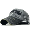 Dettaglio ravvicinato del cappello da baseball in cotone lavato con ricamo Rebel 3D - Grigio Fumo/Carbone Scuro
