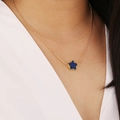 Collar minimalista de oro con colgante de estrella azul en el cuello de una modelo - 2# Azul