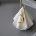 Minimalistische 18K vergoldete Halskette mit Mond und Stern Anhänger auf einer feinen Kette - Gold