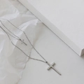 Minimalistische doppellagige Silber-Kreuzkette aus poliertem Edelstahl für Damen - Doppelschichtiges Kreuz / Silber