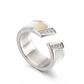 Anello aperto moderno placcato 18k con inserto in conchiglia bianca e zirconi - US 7 / Argento