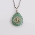 Dettaglio del ciondolo a goccia in pietra verde con albero della vita dorato su catena - Ciondolo a Goccia d'Acqua Verde (NSN00137)