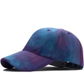Casquette de baseball tie-dye bleu et violet avec visière courbée vue de profil à 45° - Dégradé Bleu Violet Tie-Dye (01)