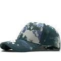 Tie-Dye Canvas Baseballkappe in Grün und Lila aus einem 45-Grad-Winkel von der Seite - Dunkelgrün Violett Weiß Tie-Dye (05)