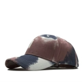 Makrodetail der verstärkten Nähte und des Tie-Dye-Baumwollstoffs der Baseballkappe - Rötlichbraun Marineblau Weiß Tie-Dye (08)