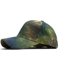 Tie-Dye Baseballkappe in Grün und Blau im Camo-Stil aus einer 45-Grad-Perspektive - Camouflage Blau-Grün Tie-Dye (06)