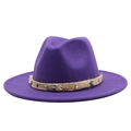 Detalle de sombrero fedora morado con banda de cuerda trenzada y emblema de escorpión - M (55-58cm) / Morado