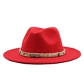 Detalle de sombrero fedora rojo con banda bohemia decorada con escorpión y cuentas - M (55-58cm) / Rojo