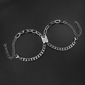 Macrodetail van de magnetische hartsluiting op roestvrijstalen armbanden voor koppels - Roestvrijstalen Dubbel Gespleten LOVE Paar