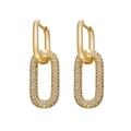 Dettaglio ravvicinato di orecchini pendenti dorati con micro-pavé di zirconi cubici - Oro Zircone Bianco