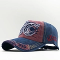 Gorra de béisbol vintage roja y azul con bordado de tiburón y un acabado lavado - Estilo de Parches de Bordado de Tiburón / Burdeos