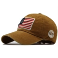 Detalle de gorra de béisbol de algodón lavado caqui con parche de la bandera de USA - Ajustable / Amarillo