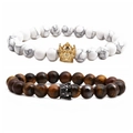 Bracciali di coppia in perle occhio di tigre e marmo con ciondoli a corona ed elastico - Set Corona d'Oro Howlite Bianca