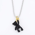 Collana con ciondolo a forma di orsetto nero e catena box argento su sfondo bianco - Bianco + Nero