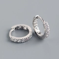 Dettaglio di orecchini a cerchio in argento sterling S925 con micro-pave di zirconi bianchi - Argento 925 / Oro Bianco