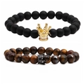 Bracciali con corona in occhio di tigre e pietra nera opaca per coppie su sfondo bianco - Set Corona d'Oro in Pietra Nera Opaca