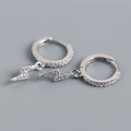 Detailaufnahme der S925 Sterlingsilber Huggie-Ohrringe mit funkelnden Blitz-Anhängern - Weißgold